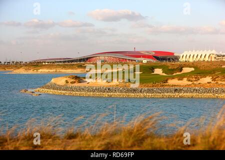 Campo da golf Yas-Links su Yas Island, un tipico 18-foro links corso, vicino al circuito di Formula 1 e la Ferrari World Abu Dhabi Foto Stock