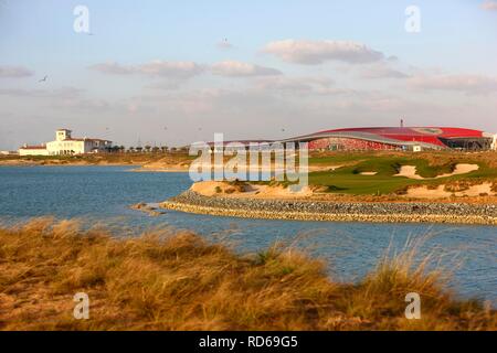 Yas-Links campo da golf, Yas Island, tipico 18-foro links corso accanto al circuito di Formula 1 e la Ferrari World Abu Dhabi Foto Stock