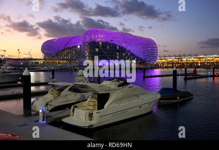 Yas Hotel su Yas Island, futuristico hotel di lusso nel centro della gara di Formula 1 di via di Abu Dhabi al crepuscolo Foto Stock