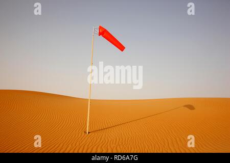 Air bag accanto a una strada nel deserto per gli atterraggi, sabbia rossa, le dune di sabbia del deserto Rub'Al-khali o Empty Quarter Foto Stock