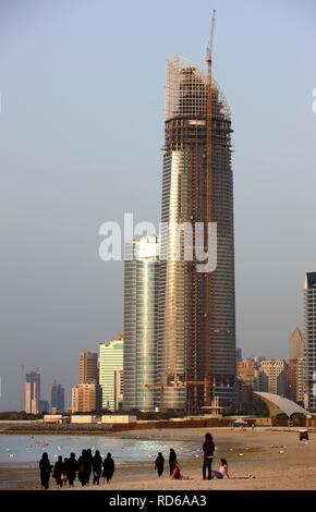 Skyline, cityscape, sulla Corniche di Abu Dhabi, Emirati Arabi Uniti, Medio Oriente Foto Stock