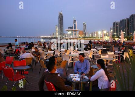 Cafe, skyline, cityscape, sulla Corniche di Abu Dhabi, Emirati Arabi Uniti, Medio Oriente Foto Stock