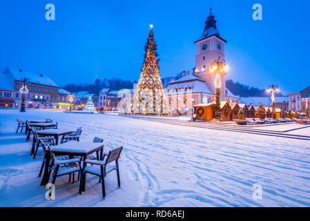 Brasov, Romania. Mercatino di Natale con albero di Natale e le luci Transilvania landmark, Europa orientale Foto Stock