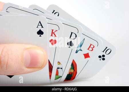 Mano che tiene le carte da gioco Foto Stock