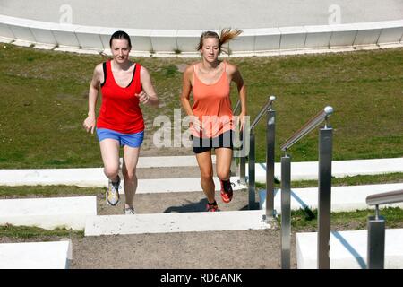 Due guide di ricreazione, giovani donne, 25-30 anni, jogging su per le scale Foto Stock