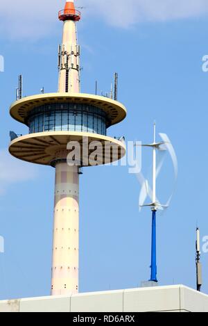 Verticale di micro turbina eolica, le piccole turbine eoliche sul tetto dell'edificio ETEC, una pianta di prova della controllata di RWE RWE Innogy Foto Stock
