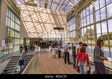 L'entrata di vetro al Musée de l'Orangerie , una galleria d'arte situata nell'angolo ovest delle Tuileries, Parigi Foto Stock