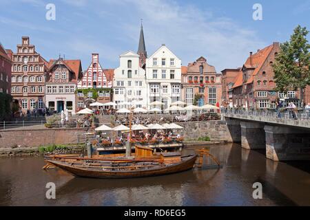 Am Stintmarkt square, Salzewer, Barge, centro storico, Lueneburg, Bassa Sassonia, PublicGround Foto Stock