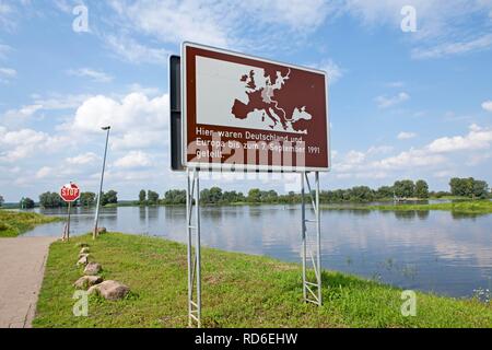 Segnale di informazione indicante l'ex confine tedesco-orientale, Schnackenburg, Elbufer-Drawehn Riserva Naturale, Bassa Sassonia Foto Stock