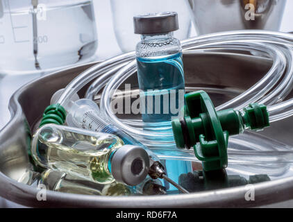 Più flaconcino e una siringa in un vassoio di metallo, immagine concettuale Foto Stock