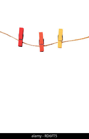In legno colorato clothespin isolati su sfondo bianco Foto Stock