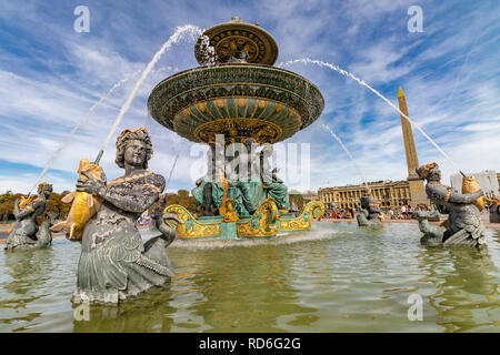 La fontana del commercio fluviale e della navigazione, uno dei due Fontaines de la Concorde ,o fontane a Place de la Concorde Foto Stock