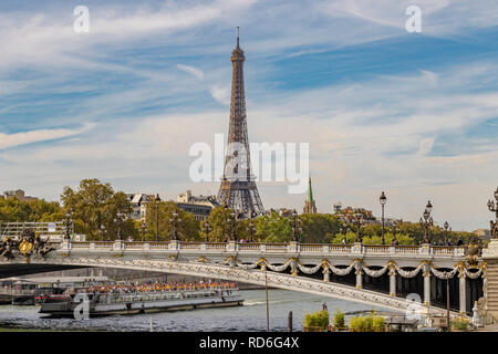 Un fiume Senna in barca per visite guidate passa sotto Pont ponte Alexandre III con la Torre Eiffel a distanza in estate , paris , France Foto Stock