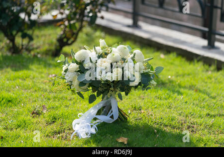 Lussuoso bianco Bouquet nozze sorge sull'erba Foto Stock