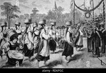 Donne racing con secchi di acqua equilibrato sulle loro teste in Markgroeningen, Germania, storico illustrazione, circa 1886 Foto Stock