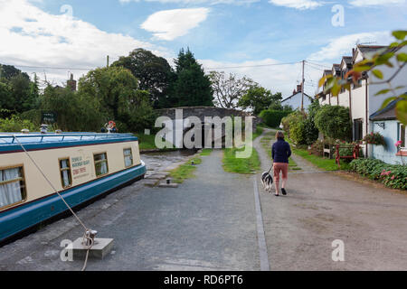 Narrowboat 'Misty Dawn' preparando andare fino la Grindley Brook bloccare il volo, Llangollen Canal, Shropshire, Inghilterra, modello rilasciato Foto Stock