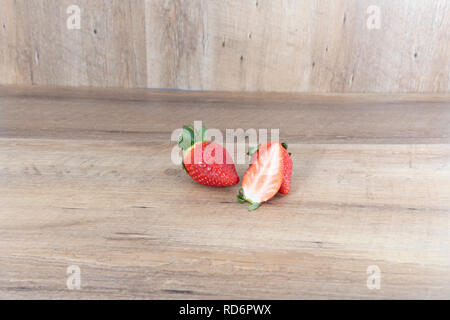 Fragole su uno sfondo di legno studio shot in Peñiscola, Spagna Foto Stock