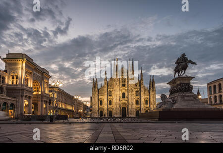 Milano piazza duomo galleria e il monumento a sunrise cielo molto nuvoloso Foto Stock