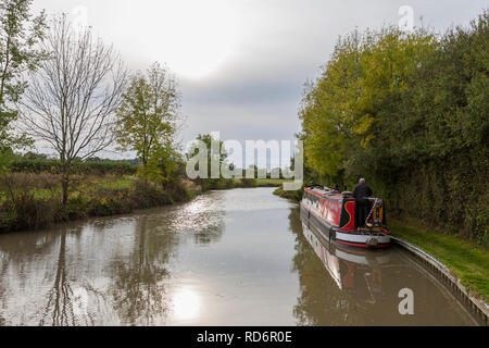 Tranquillo ormeggio sul Grand Union Canal (Oxford Canal Sezione) vicino al Ponte di Nimrod, Warwickshire, Inghilterra, Regno Unito Foto Stock