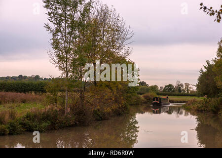 Narrowboat sul Grand Union Canal (Oxford Canal Sezione) vicino a Shuckburgh inferiore, Warwickshire, Inghilterra, Regno Unito Foto Stock