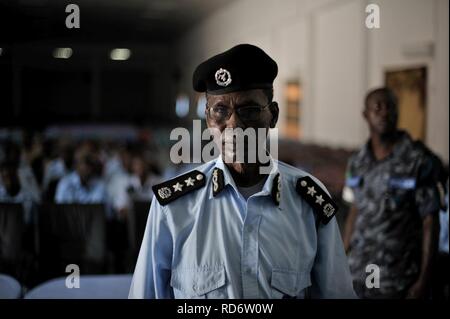AMISOM‥99s componente di polizia oggi ha iniziato una formazione dei formatori esercizio per 100 membri delle forze di polizia somale (SPF) presso la polizia centro di trasporto. Gli ufficiali saranno sottoposte ad un 13-giorno di formazione mirato (9124473972). Foto Stock