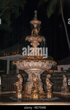 Il Principe di Galles o coltivatore di caffè di Trevi, Kandy, Sri Lanka. Putti in ferro battuto e peltro, di notte. Foto Stock