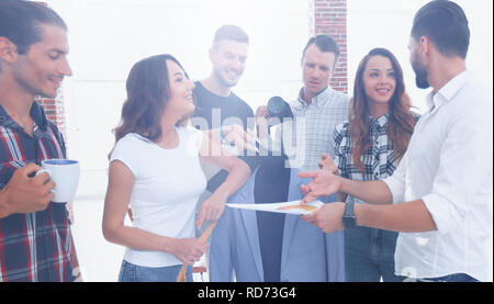 Progettisti che lavorano con i nuovi modelli di abbigliamento uomo Foto Stock