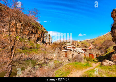 White River è una wild e scenic river dove un decayiing centrale idroelettrica costruita nel 1910 e abandonded nel 1960. Foto Stock