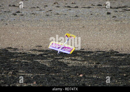 Un modello radio-comandato aeromobile flyer assiste al suo aereo sulla spiaggia di Fairlie in Ayrshire. Foto Stock