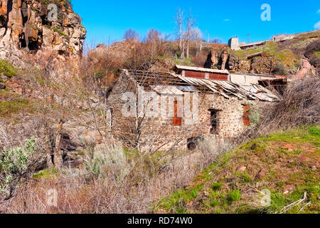 White River è una wild e scenic river dove un decayiing centrale idroelettrica costruita nel 1910 e abandonded nel 1960. Foto Stock