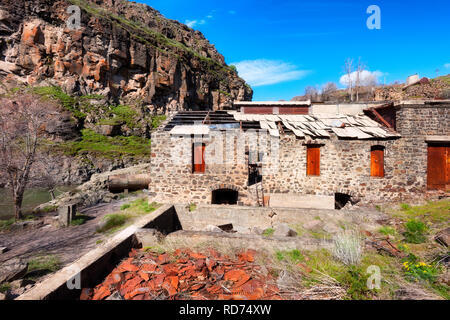 White River è una wild e scenic river dove un decayiing centrale idroelettrica costruita nel 1910 e abandonded nel 1960. Foto Stock