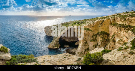 Blue Grotto, Malta. Pietra naturale arch e grotte marine. Fantastica vista sul mare isola di Malta. Foto Stock