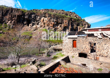 White River è una wild e scenic river dove un decayiing centrale idroelettrica costruita nel 1910 e abandonded nel 1960. Foto Stock