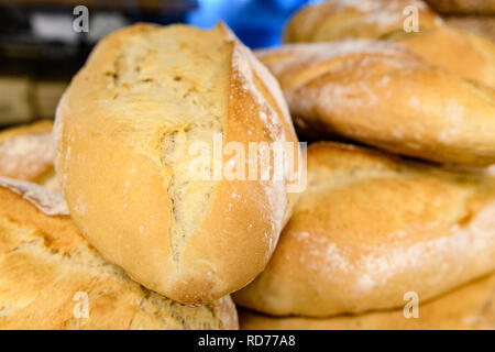 Una chiusura di un mucchio di bianco di grandi rotoli di pane appena sfornato. Foto Stock