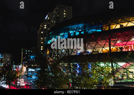 Ottawa, Ontario, Canada - Ottobre 2018 - Shaw Centro congressi - centro congressi - Eventi e mostre edificio di notte - vista colorati di un cont Foto Stock