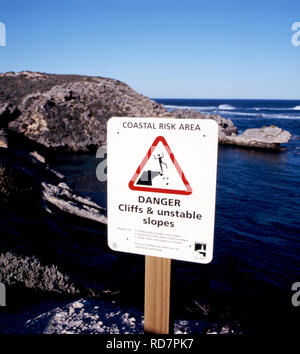 Segno sull'Isola di Rottnest turisti di avvertimento del pericolo di scogli pericolosi e instabili pendii di roccia, Australia occidentale Foto Stock