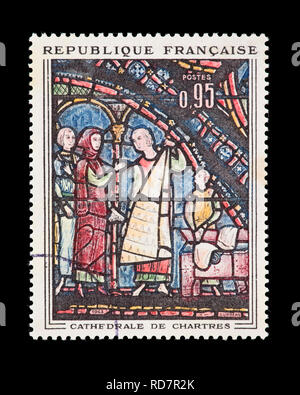 Francobollo da Francia raffigurante il mosaico di vetro colorato "i commercianti di pellicce' dalla Cattedrale di Chartres. Foto Stock