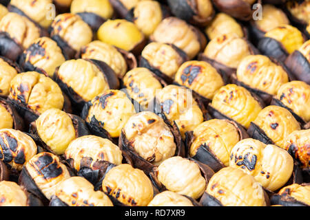 Caldarroste sulla strada. Cucina di strada. Castagne arrostite Foto Stock