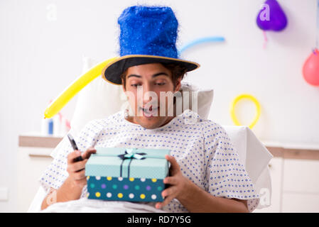 Giovane uomo festeggia il suo compleanno in ospedale Foto Stock