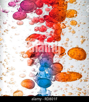 Close up colorato in movimento bolle nel liquido, studio shot Foto Stock