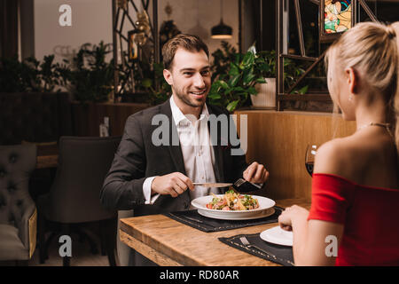 Uomo bello avere la cena con la fidanzata in ristorante Foto Stock