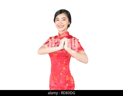 Donna asiatica in cinese tradizionale abito cheongsam con gesto di congratulazioni nel nuovo anno cinese isolato su sfondo bianco con percorso di clipping. Foto Stock