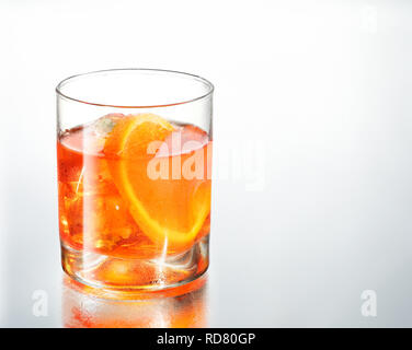 Bicchiere di bibita con una fetta di arancio, studio shot Foto Stock