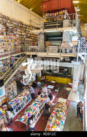 Lisbona, book shop Ler Devagar Foto Stock