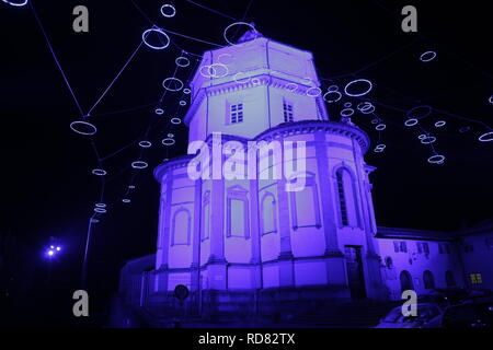 Il Monte dei capuccini,scena notturna della chiesa del Monte dei Cappuccini illuminato in blu Foto Stock