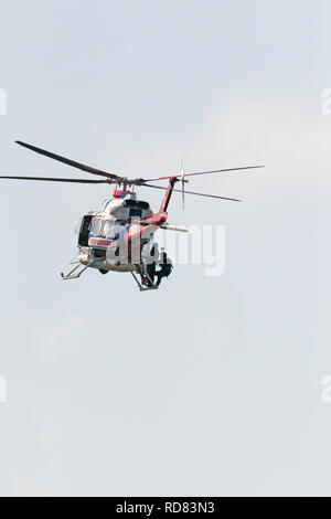 Fire Salvataggio in elicottero in aria Foto Stock