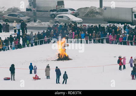 San Pietroburgo , Russia - 17 Febbraio 2018: Russo Maslenitsa vacanze. La combustione della paglia in figura che simboleggia l'inverno. Foto Stock