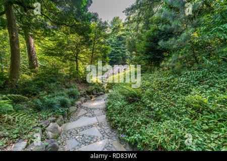 Tokyo, Bunkyo Ward - 04 Agosto 2018 : Engetsu-kyo ponte in pietra a Koishikawa Korakuen Garden Foto Stock