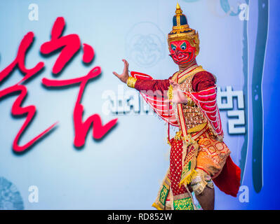 Ballerina tailandese che esegue la tradizionale danza tailandese Khon al festival di danza Mask in Andong Corea del Sud Foto Stock