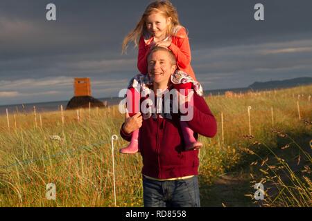 Padre e figlia godendo Fraticello (Sterna albifrons) colonia .residenti locali da Kilcoole village godendo della biodiversità locale della riserva naturale gestita da Birdwatch Ireland . Foto Stock